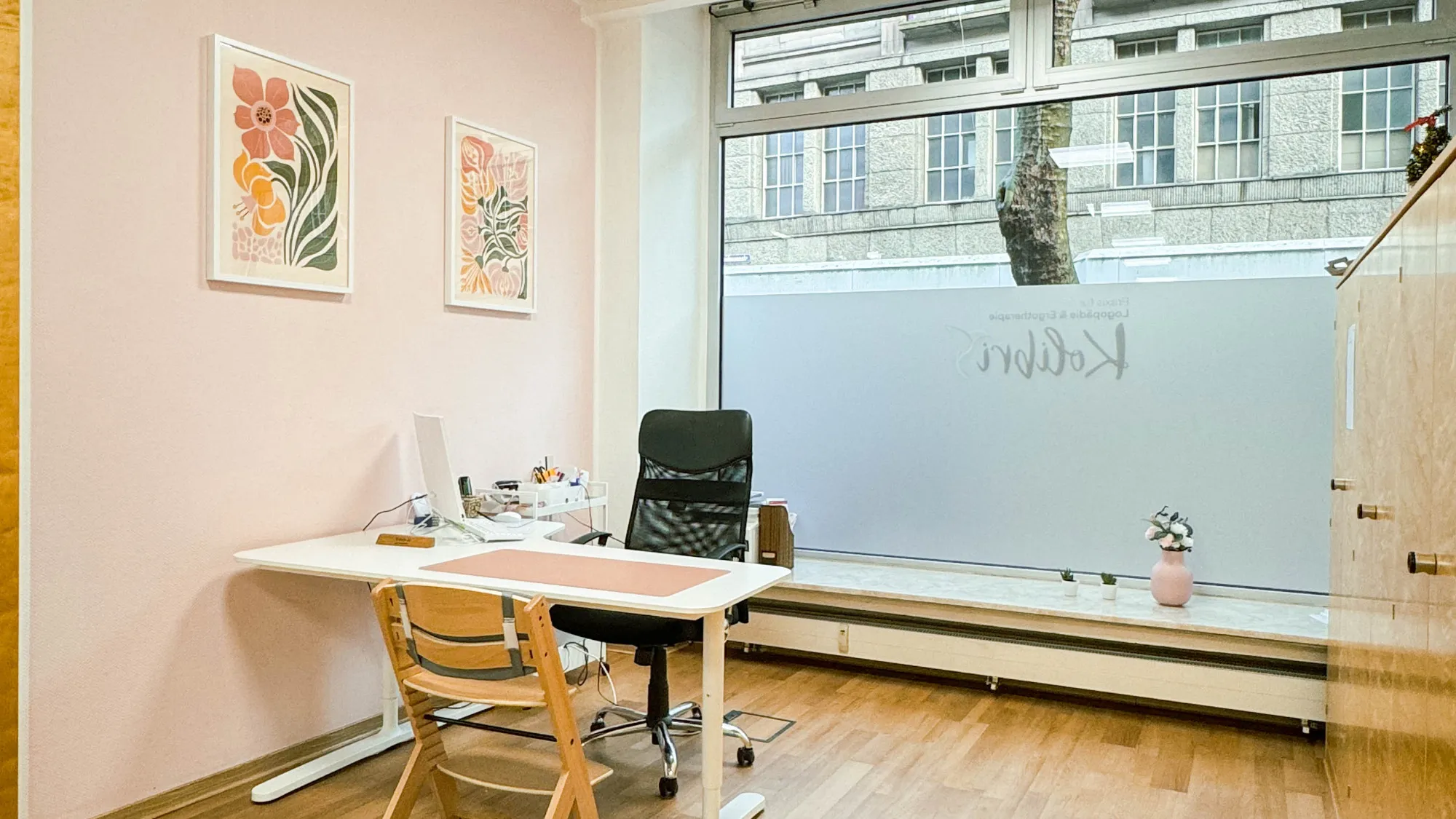 Logopädie-Arbeitsplatz mit Schreibtisch in der Praxis Kolibri