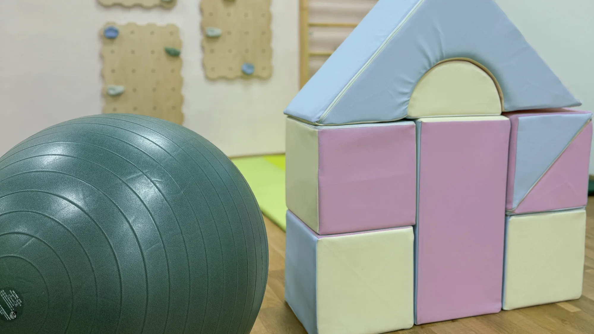 Ergotherapie-Raum mit Schaumstoffbausteinen und Gymnastikball